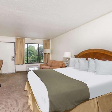 Days Inn By Wyndham Bedford Buitenkant foto