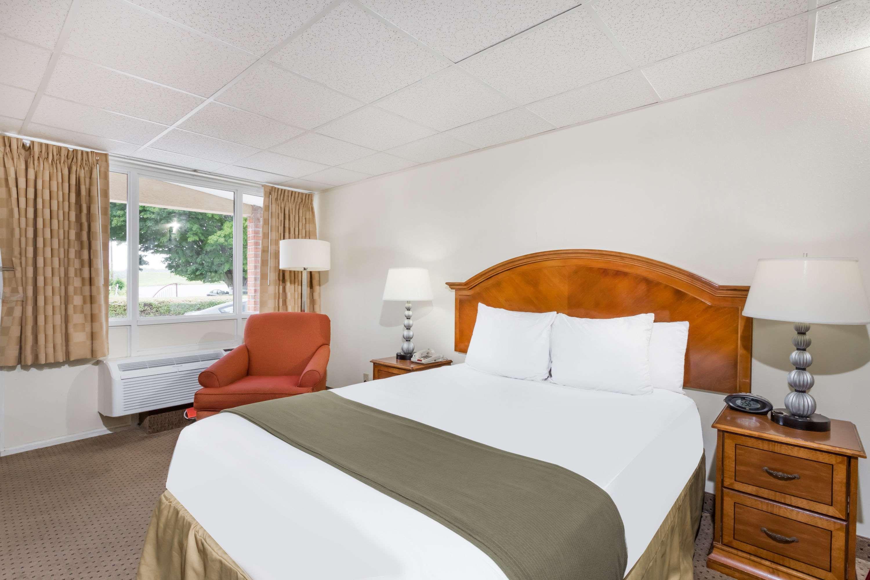 Days Inn By Wyndham Bedford Buitenkant foto
