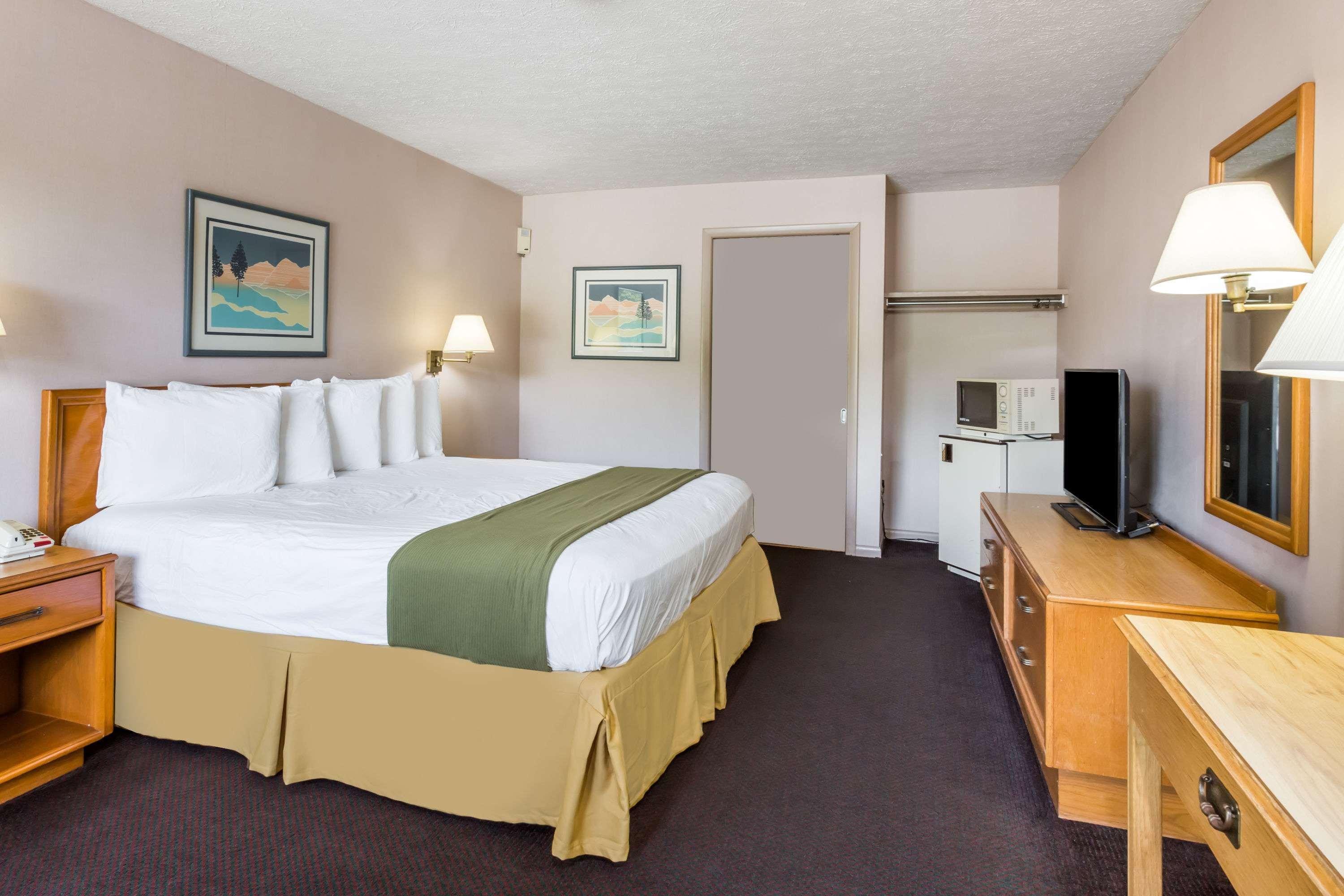 Days Inn By Wyndham Bedford Buitenkant foto