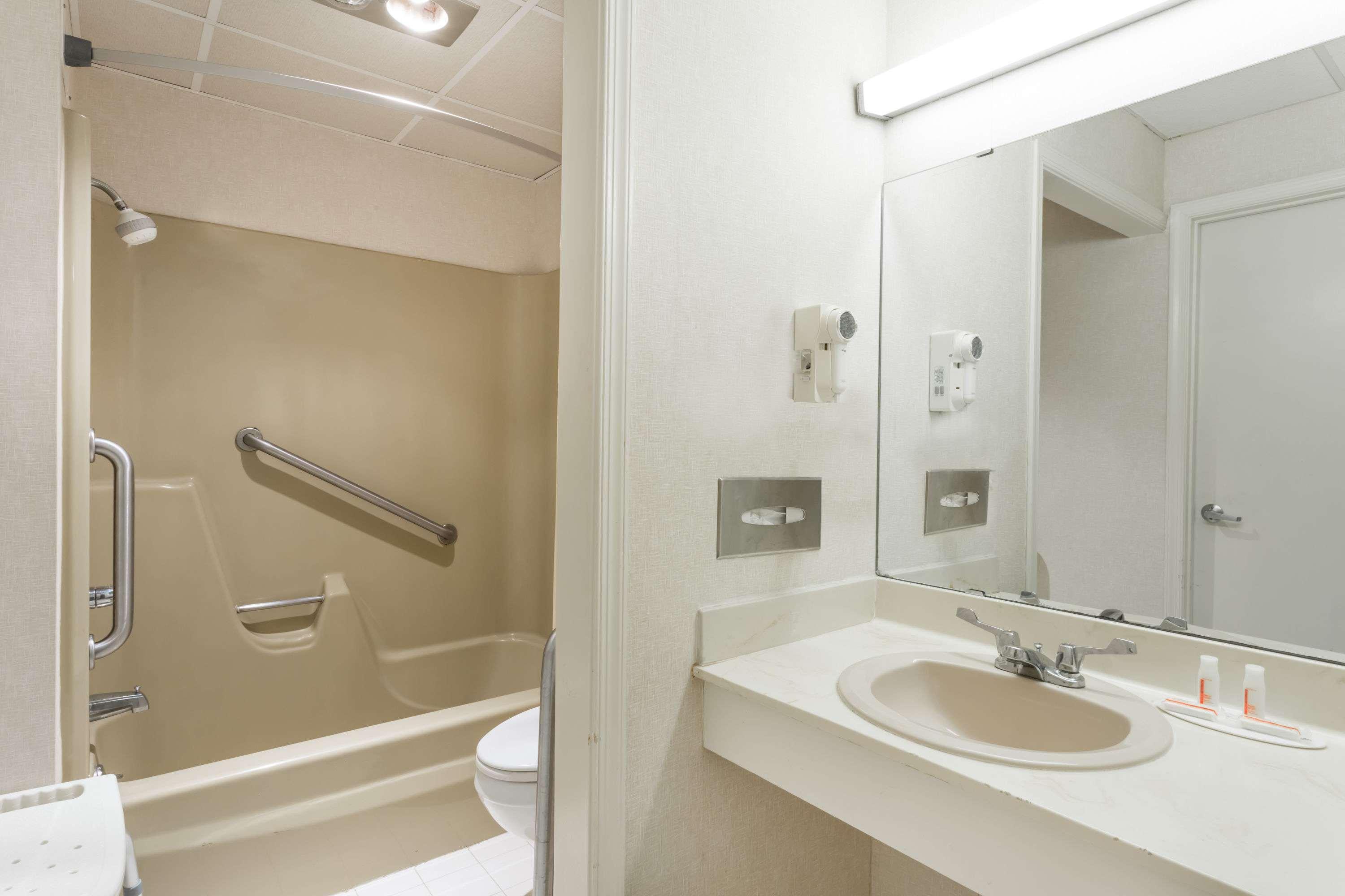 Days Inn By Wyndham Bedford Buitenkant foto